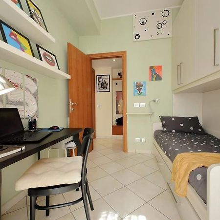 Relax Rome With 2 Balconies - 2 Bedroom Flat, 3Rd Floor With Lift, High Comfort, Quite, A Walk From Urban Train Station Gemelli And Metro A Stops Battistini & Cornelia Connecting To Center In 20 Minutes, 2 Steps From Bus Stop, Cycle Path, Groceries ภายนอก รูปภาพ