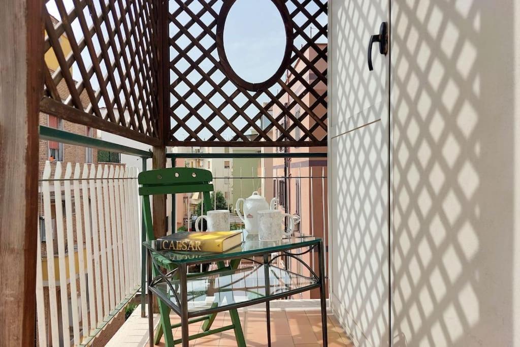 Relax Rome With 2 Balconies - 2 Bedroom Flat, 3Rd Floor With Lift, High Comfort, Quite, A Walk From Urban Train Station Gemelli And Metro A Stops Battistini & Cornelia Connecting To Center In 20 Minutes, 2 Steps From Bus Stop, Cycle Path, Groceries ภายนอก รูปภาพ