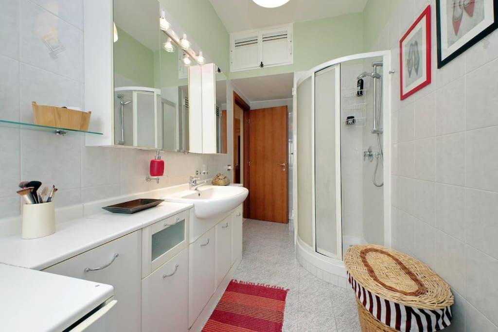 Relax Rome With 2 Balconies - 2 Bedroom Flat, 3Rd Floor With Lift, High Comfort, Quite, A Walk From Urban Train Station Gemelli And Metro A Stops Battistini & Cornelia Connecting To Center In 20 Minutes, 2 Steps From Bus Stop, Cycle Path, Groceries ภายนอก รูปภาพ