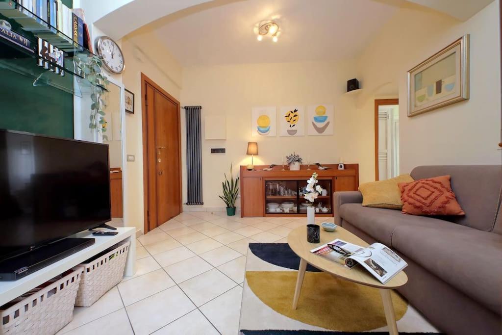 Relax Rome With 2 Balconies - 2 Bedroom Flat, 3Rd Floor With Lift, High Comfort, Quite, A Walk From Urban Train Station Gemelli And Metro A Stops Battistini & Cornelia Connecting To Center In 20 Minutes, 2 Steps From Bus Stop, Cycle Path, Groceries ภายนอก รูปภาพ