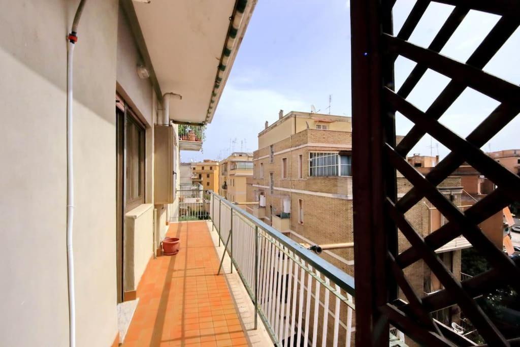 Relax Rome With 2 Balconies - 2 Bedroom Flat, 3Rd Floor With Lift, High Comfort, Quite, A Walk From Urban Train Station Gemelli And Metro A Stops Battistini & Cornelia Connecting To Center In 20 Minutes, 2 Steps From Bus Stop, Cycle Path, Groceries ภายนอก รูปภาพ